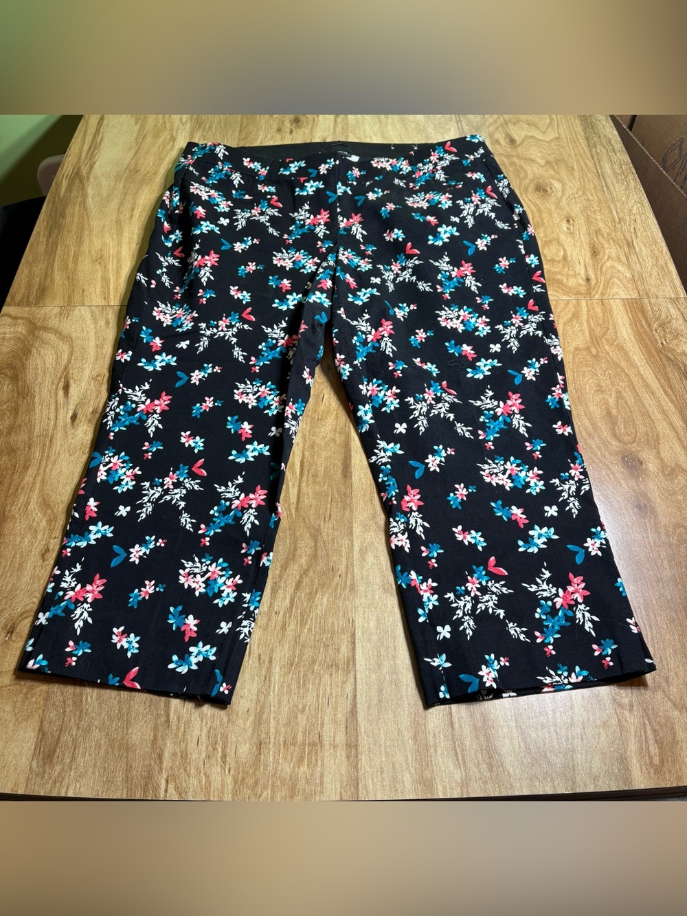 Lane Bryant Black Floral The Allie Stretch Capri Pants Womens Size 16 Pockets